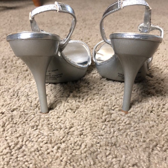 Silver heels - Picture 3 of 5